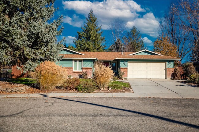 Building Photo - Heart of Eagle 4 Bed 2 Bath Home