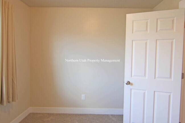 Building Photo - Newer 2 Bed 1 Bath HVAC