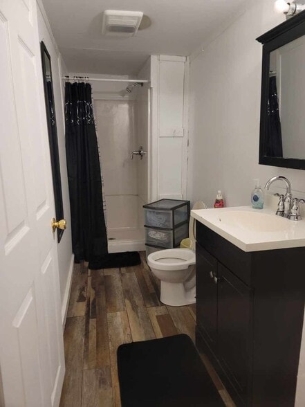 small showet no tub - linens provided - 514 Branch St