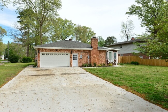 Building Photo - 817 Englewood Dr