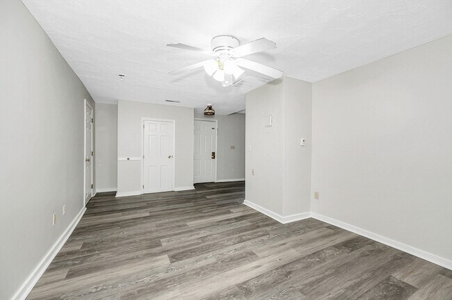 Building Photo - 98 School St