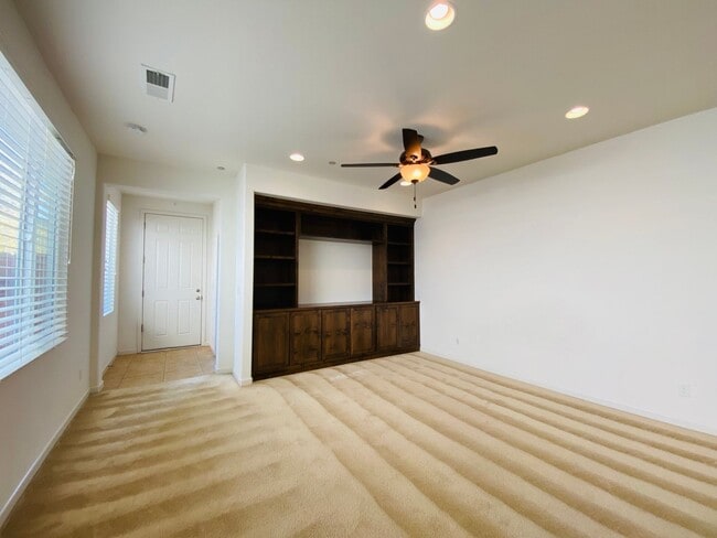 Building Photo - $2,250 International & Chestnut 3 Bed - N....