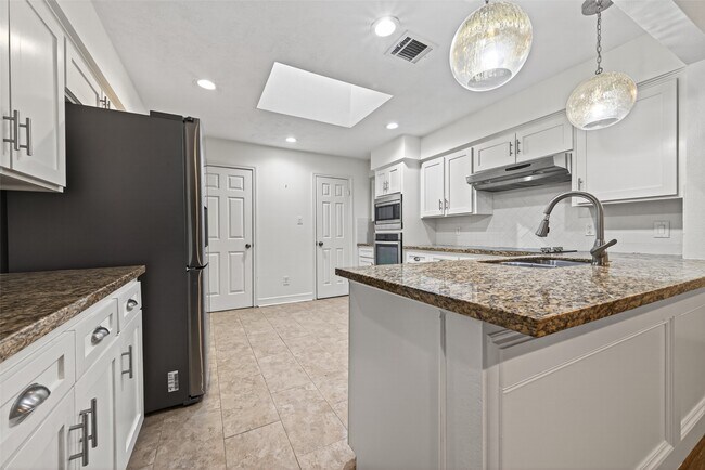 Building Photo - 14222 Stokesmount Dr