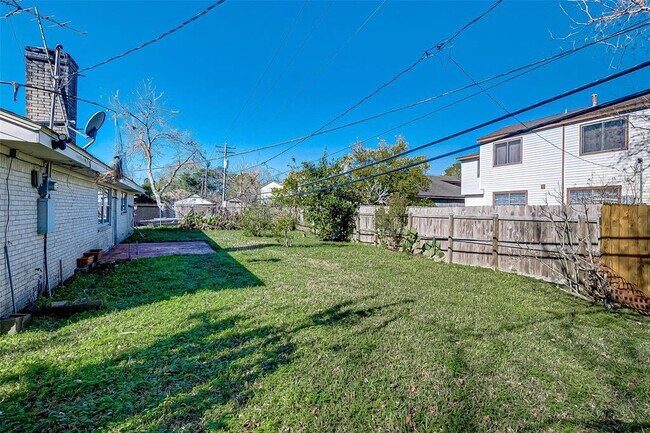 Building Photo - 11707 N Willow Cir