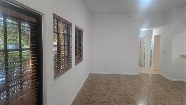 Building Photo - 2851 Riverside Dr