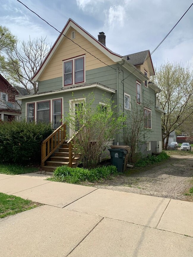 Building Photo - 418 S Orchard St