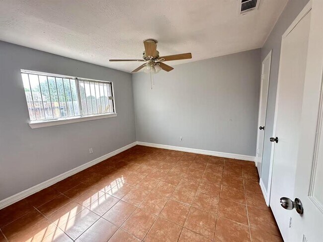 Building Photo - 12969 Blackpool Ln