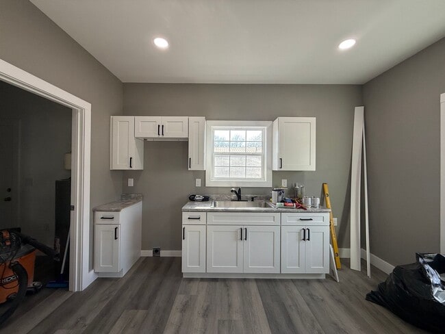 Building Photo - House in Benton City Limits