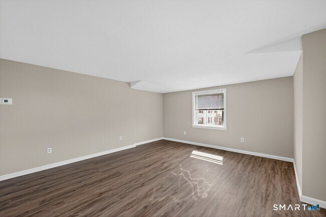 Building Photo - 121 Milldale Ave