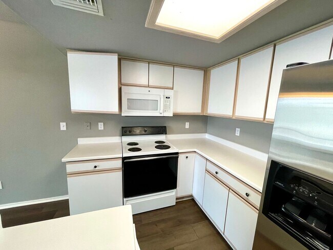 Building Photo - Nice 3 bedroom, 2.5 bathroom home in quiet neighborhood