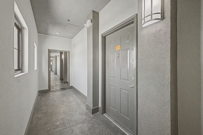 Building Photo - Penthouse-level 1 bed / 1 bath Condo at Bristol on Broadway