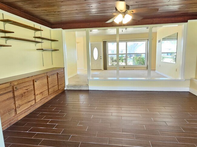 Building Photo - Venice Island – North of Venice Ave - Annual Single Family Home– Minutes from Venice Beach, Mains...