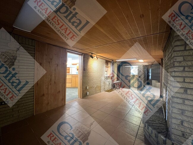 Building Photo - Spacious 2 Bedroom W/ Bonus Room