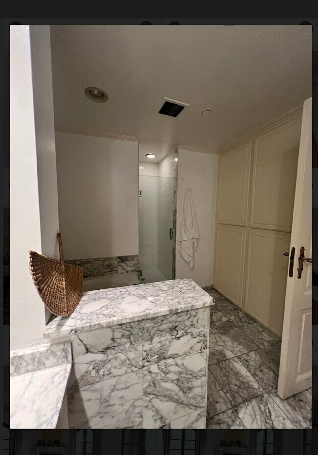 Building Photo - 325 S Swall Dr