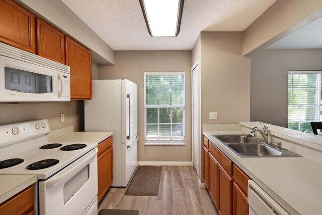 Building Photo - 7127 Waterside Dr