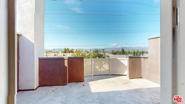 Building Photo - 11622 Oxnard St