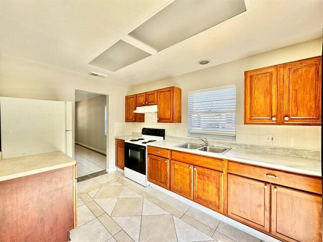 Building Photo - 629 Wildwood Way