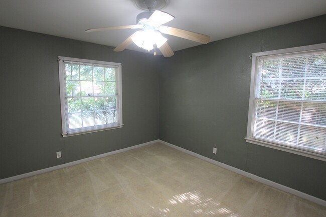 Building Photo - Beautiful 3 Bedroom 2 Bath with Large Back...