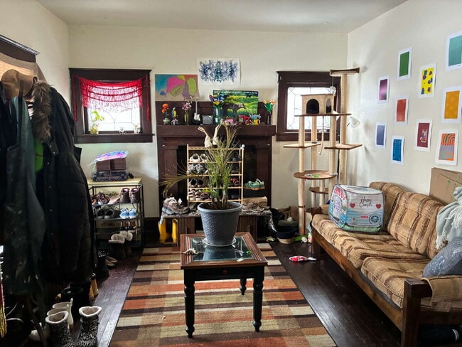 Building Photo - 4 Bedroom, 2 Bathroom Home With Views of Downtown & Fenced In Yard