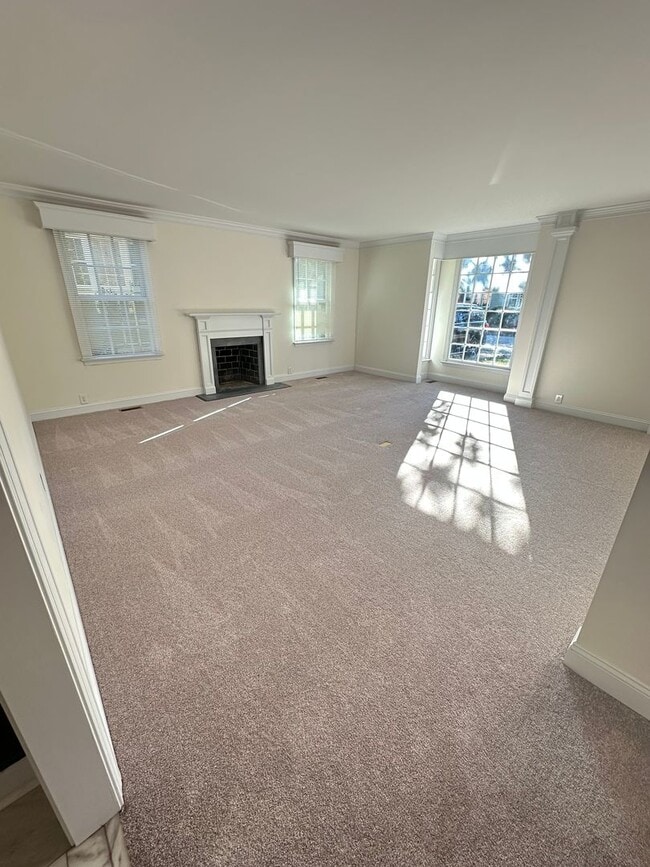 Building Photo - 503 Newport Ave