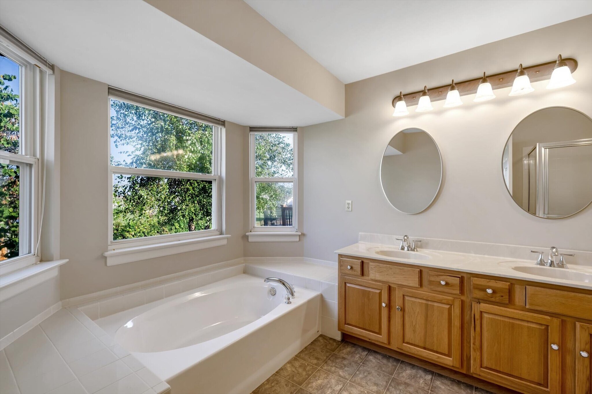 Building Photo - 1583 Briarchase Dr