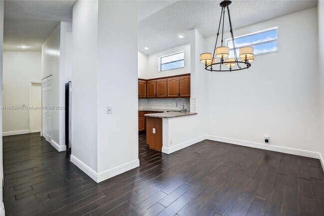 Building Photo - 581 Lakeside Cir