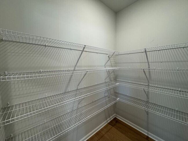 Building Photo - Spacious home with a fence, in PRIME location with a move in special