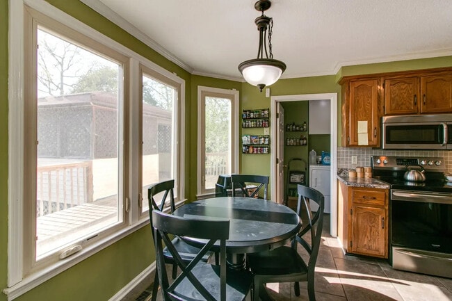 Building Photo - 1122 Rosebrook Dr