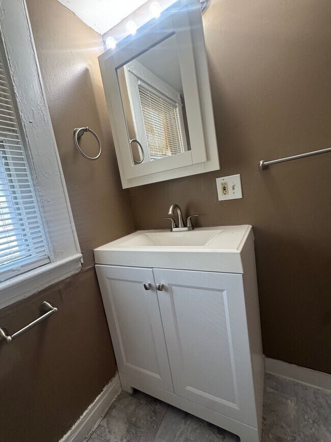 Building Photo - 1056 E 99th St