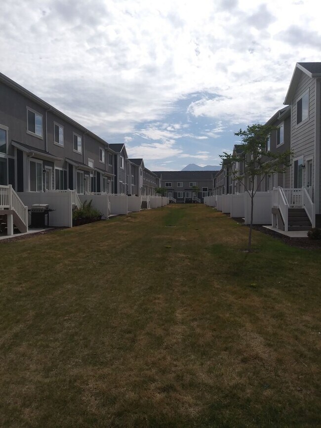 Building Photo - 4 Bedroom 2.5 Bathroom Townhouse in Lehi!