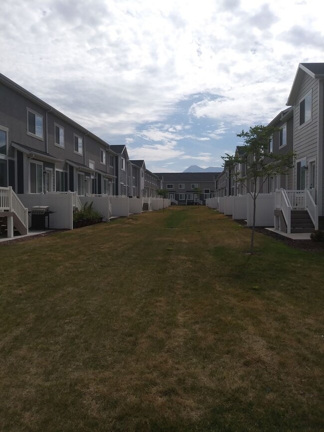 Building Photo - Pet Friendly Lehi Townhome