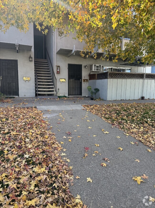 Building Photo - Refreshed Upstairs 2 Bed, 1 Bath Tracy Apa...