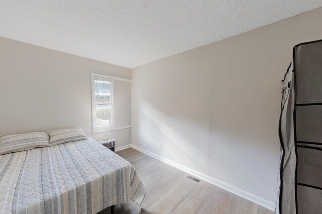 Building Photo - Hickory Hills Estates Home, a 8 minute walk to transit stop N Hairston Rd & 452