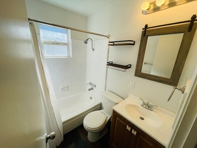 Building Photo - 2 bed 1 bath unit for rent in South Lake T...