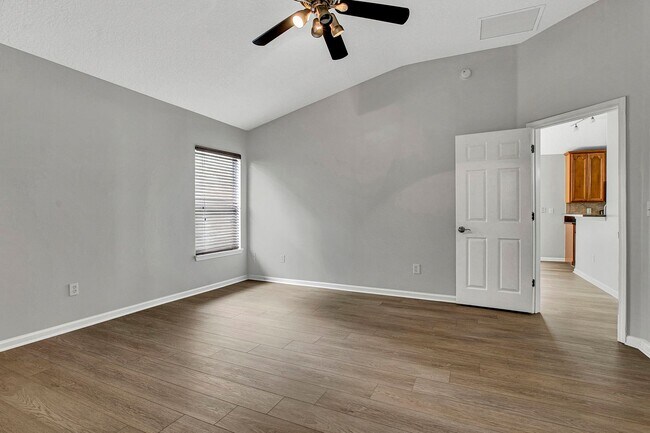 Building Photo - Renovated 5 bedroom/3 bathroom home in Wor...