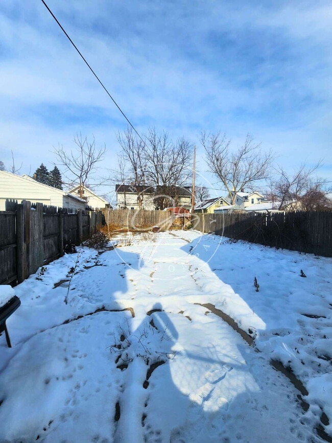 Building Photo - 2 bed 1 bath in West Toledo!