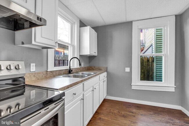 Building Photo - Coming Soon - Spacious 3 Bedroom 1.5 Bath ...