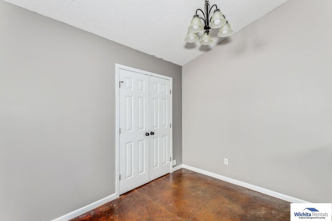 Building Photo - 3 bedroom, 2 bath duplex