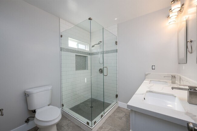 Building Photo - 3139 Nimitz Blvd, San Diego, CA 92106