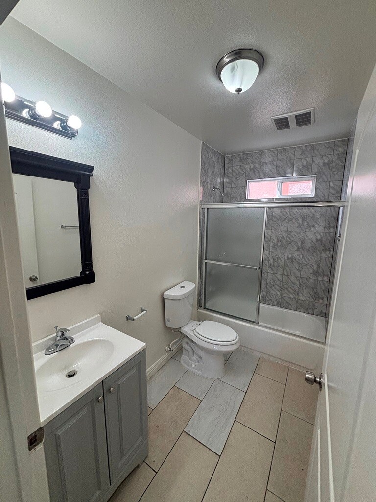 Building Photo - 156 E 67th St