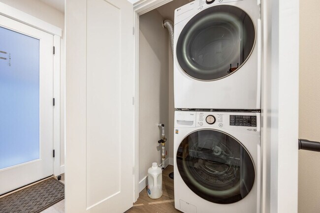 Building Photo - 1600 S Washington St