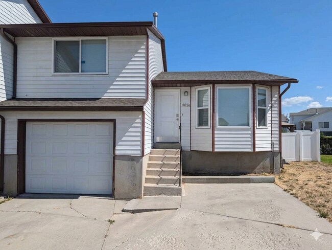Building Photo - 4 Bedroom 1.5 Bath Twin-Home
