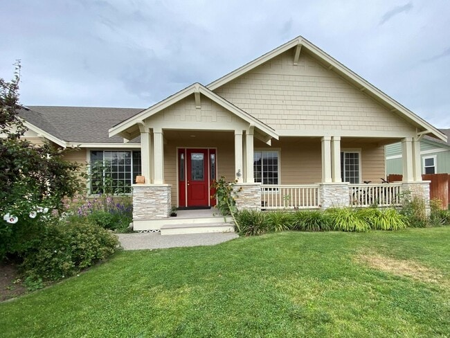 Building Photo - BONUS RENT SPECIAL! Large 3 Bed Home with ...