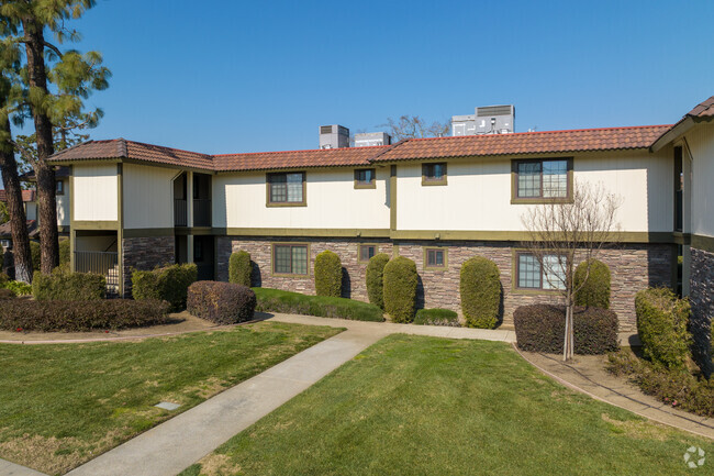 Building Exterior - Briarwood Apartments