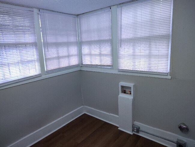 Building Photo - Move-in Special! 1/2 off first month's rent!