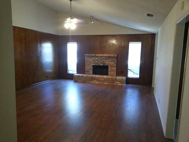 Building Photo - 634 Woodhaven Pl