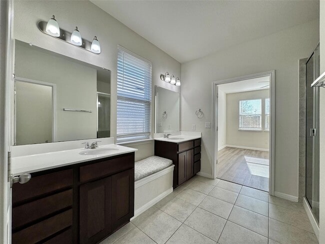 Building Photo - 320 La Escalera Dr