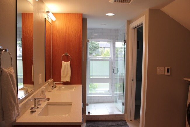 Building Photo - Beautiful Queen Anne Craftsman Home!