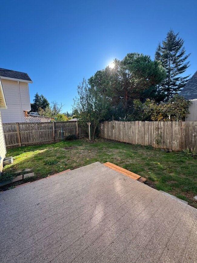 Building Photo - 4 Bedroom, 2 Bath House on Quiet Cul-de-sac