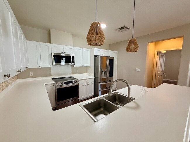 Building Photo - Spacious 3-Bed, 2-Bath Townhome in Ka Maka...